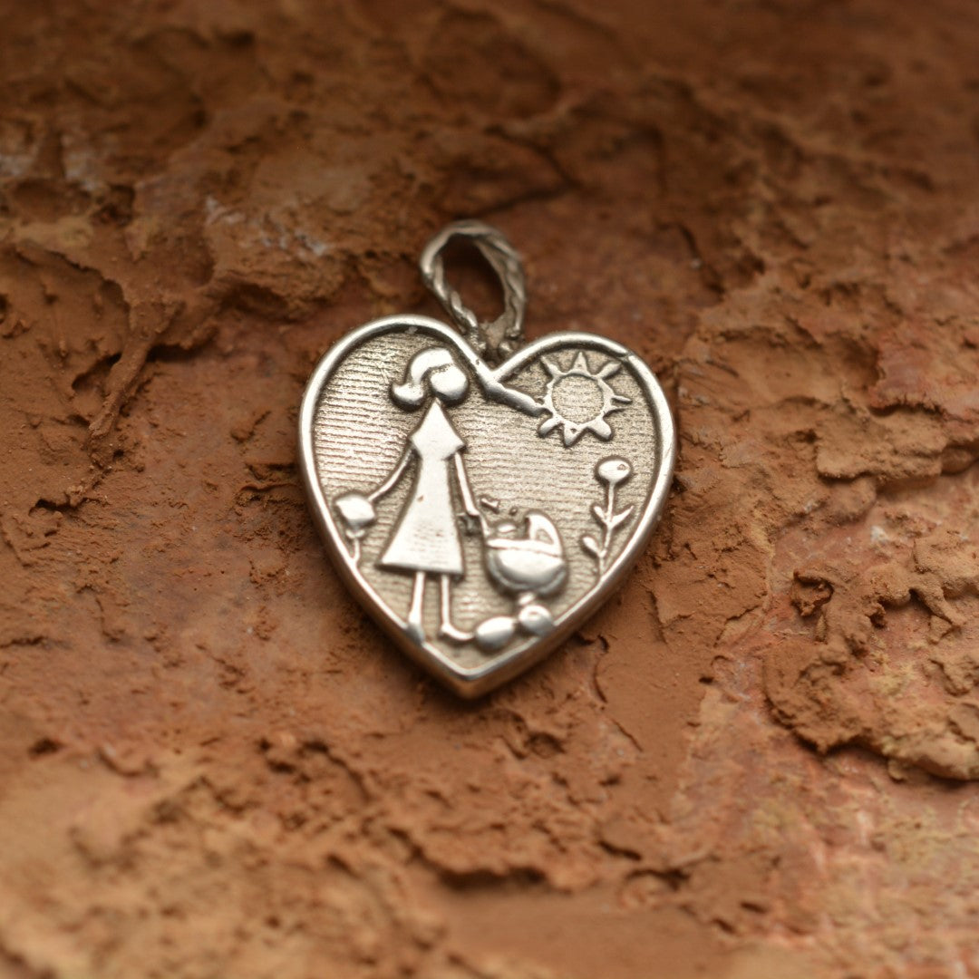 Сребърен медальон 925 „Майчина любов“ | Талисман за новородено и първо раждане | Амулет на нежността и закрилата | Ръчно изработено бижу от Арт Дива | Бохо – Рустик – Скулптурно бижу