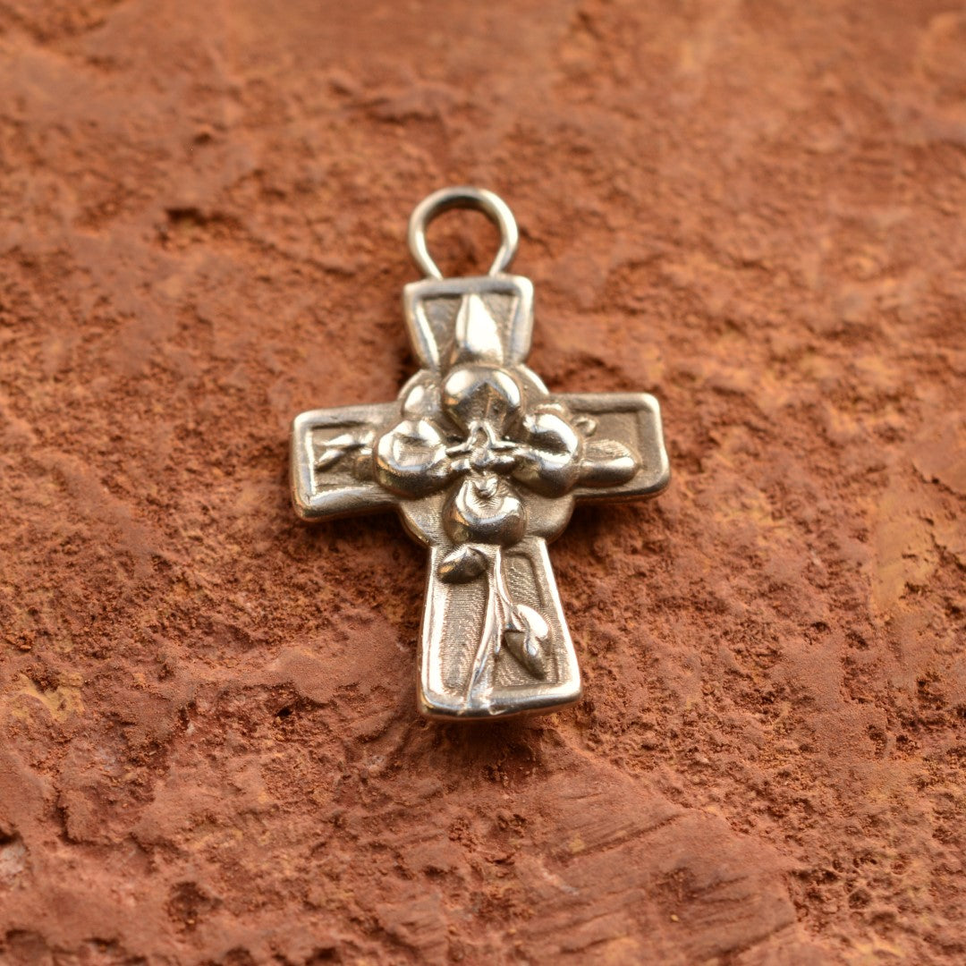 Дамски сребърен медальон 925 „Кръст с цветя“ | Символ на вяра, любов и ново начало | Ръчна изработка в бохо рустик скулптурен стил | Art Diva