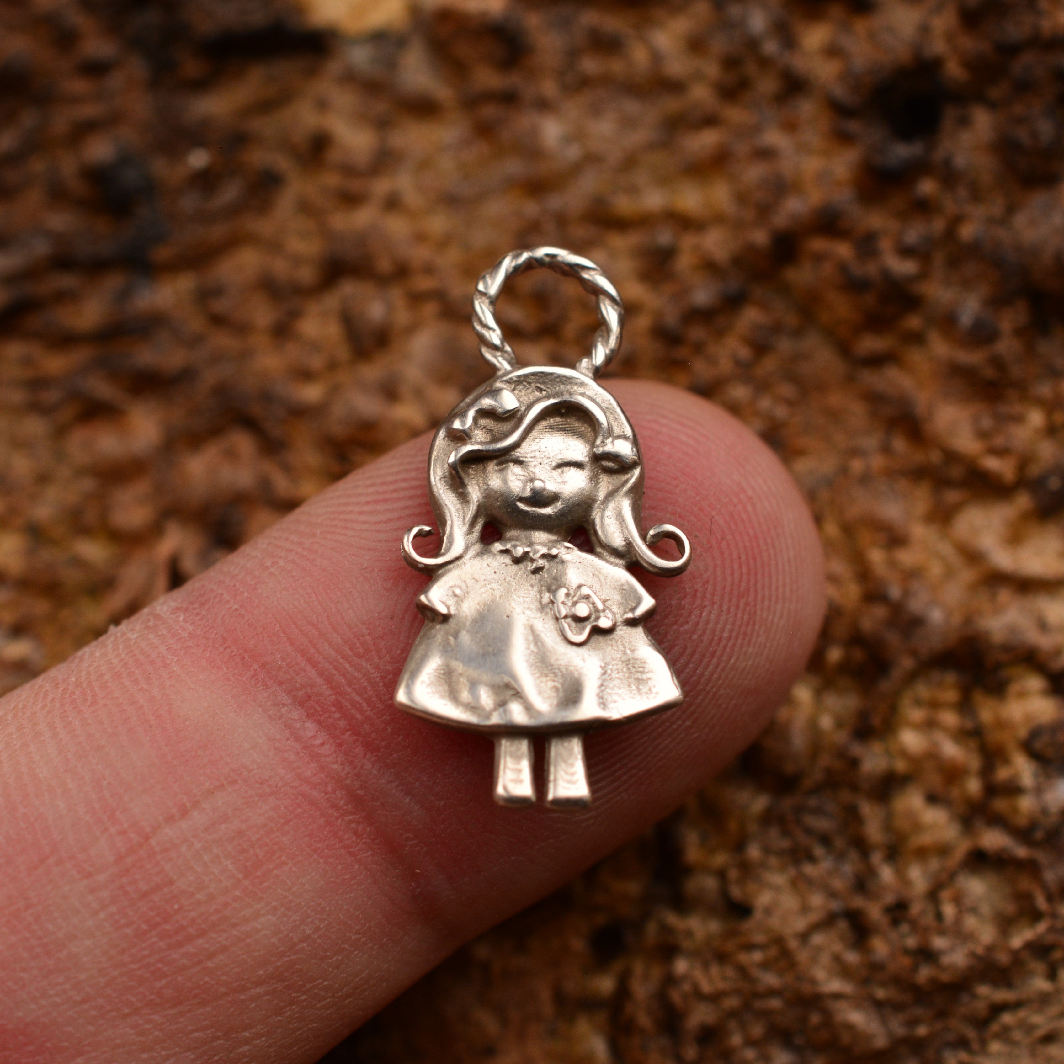 Сребърен медальон 925 „Малко момиче с цвете“ | Талисман за обич и спомен | Ръчно изработено бижу от Art Diva | Бохо – Рустик – Скулптурно