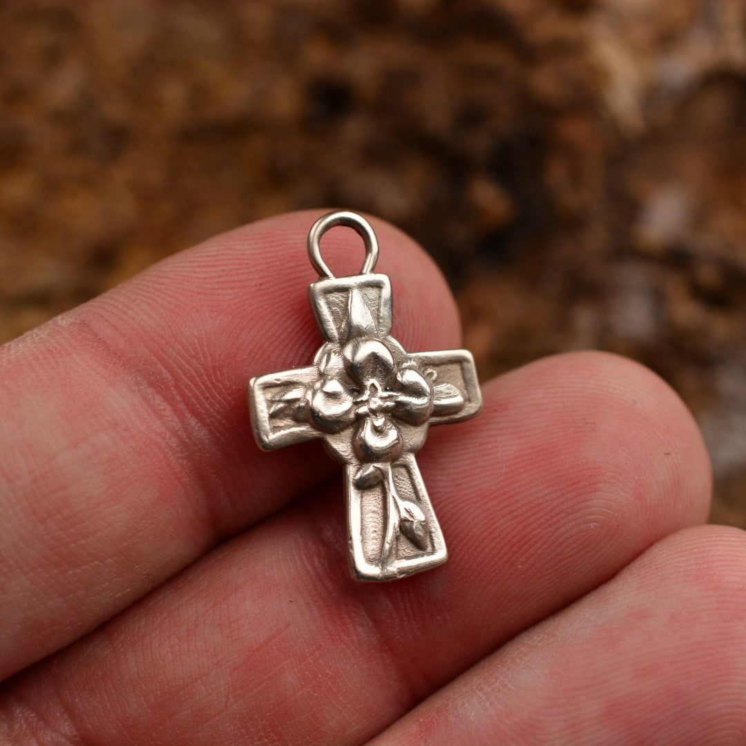 Дамски сребърен медальон 925 „Кръст с цвета“ | Символ на вяра, любов и ново начало | Ръчна изработка в бохо рустик скулптурен стил | Арт дива