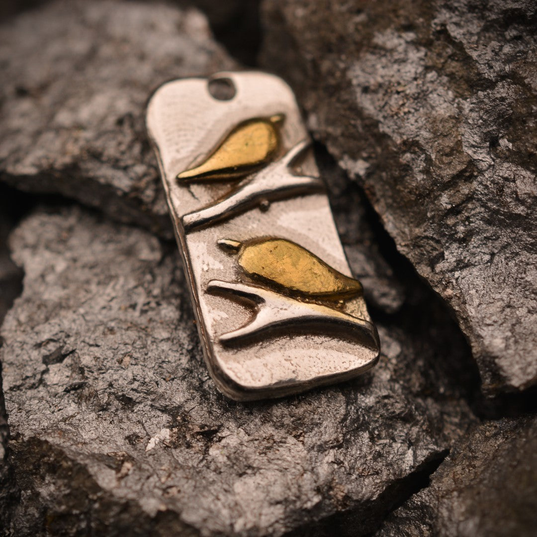 Сребърен медальон 925 „Две птички“ – талисман за любов, хармония и семейна връзка | Ръчно полирано със златни акценти | Арт Дива