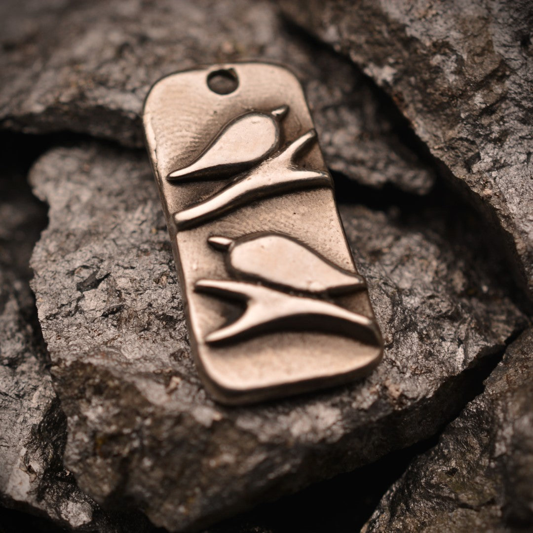 Сребърен медальон 925 „Двойка птици“ – талисман за любов, нежност и хармония | Оксидирано бохо–рустик скулптурно бижу | Арт Дива