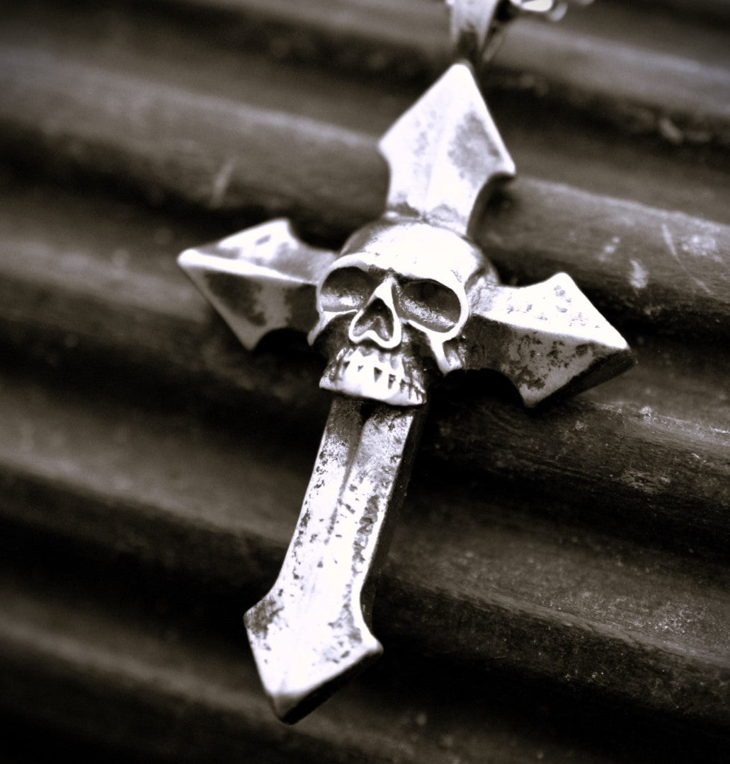 Сребърен медальон 925 „Memento Mori“ – мъжки кръст със символ на смъртта и вечността | Арт Дива