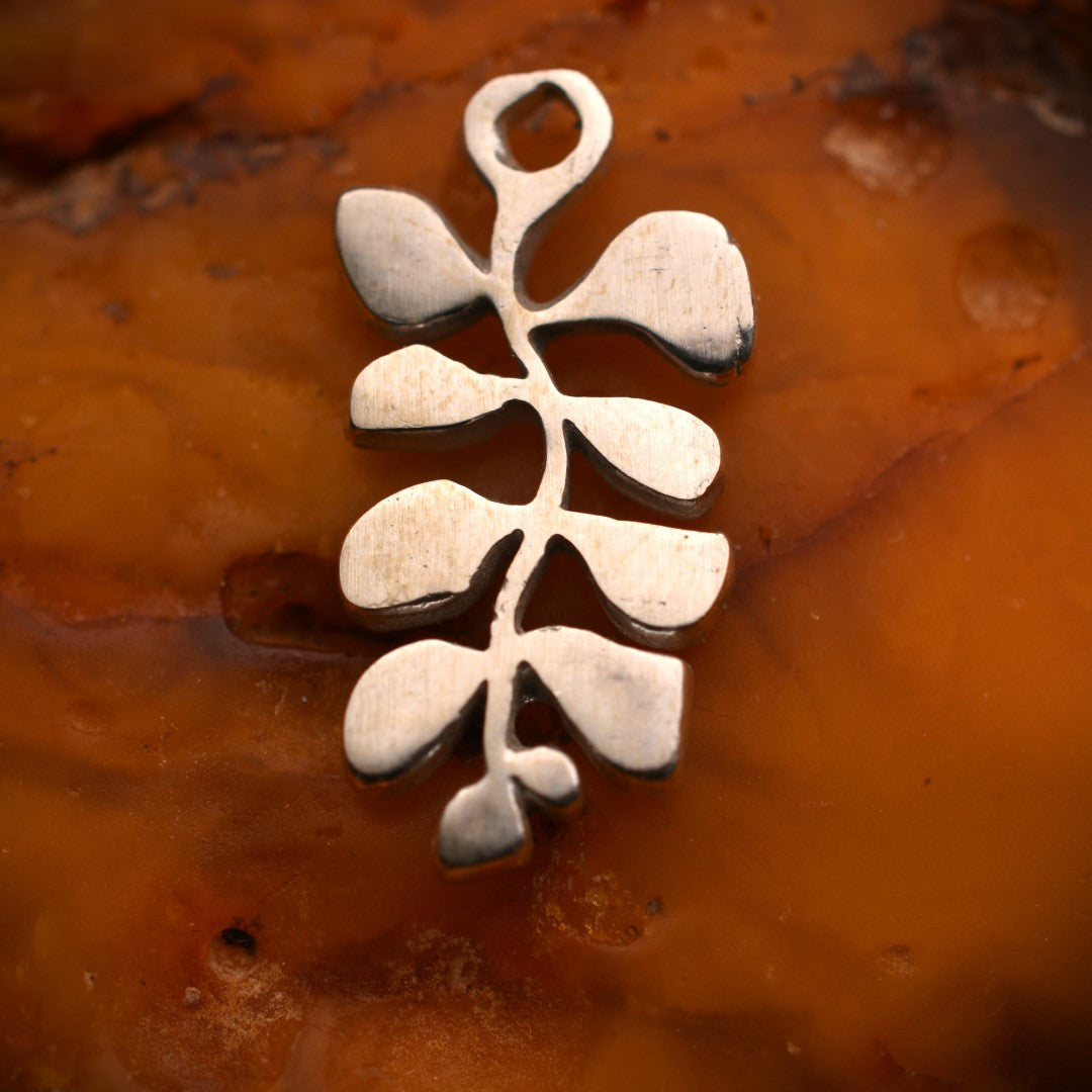 Сребърен медальон 925 „Листенца“ – талисман за хармония и естествена нежност | Ръчно полирано | Арт Дива