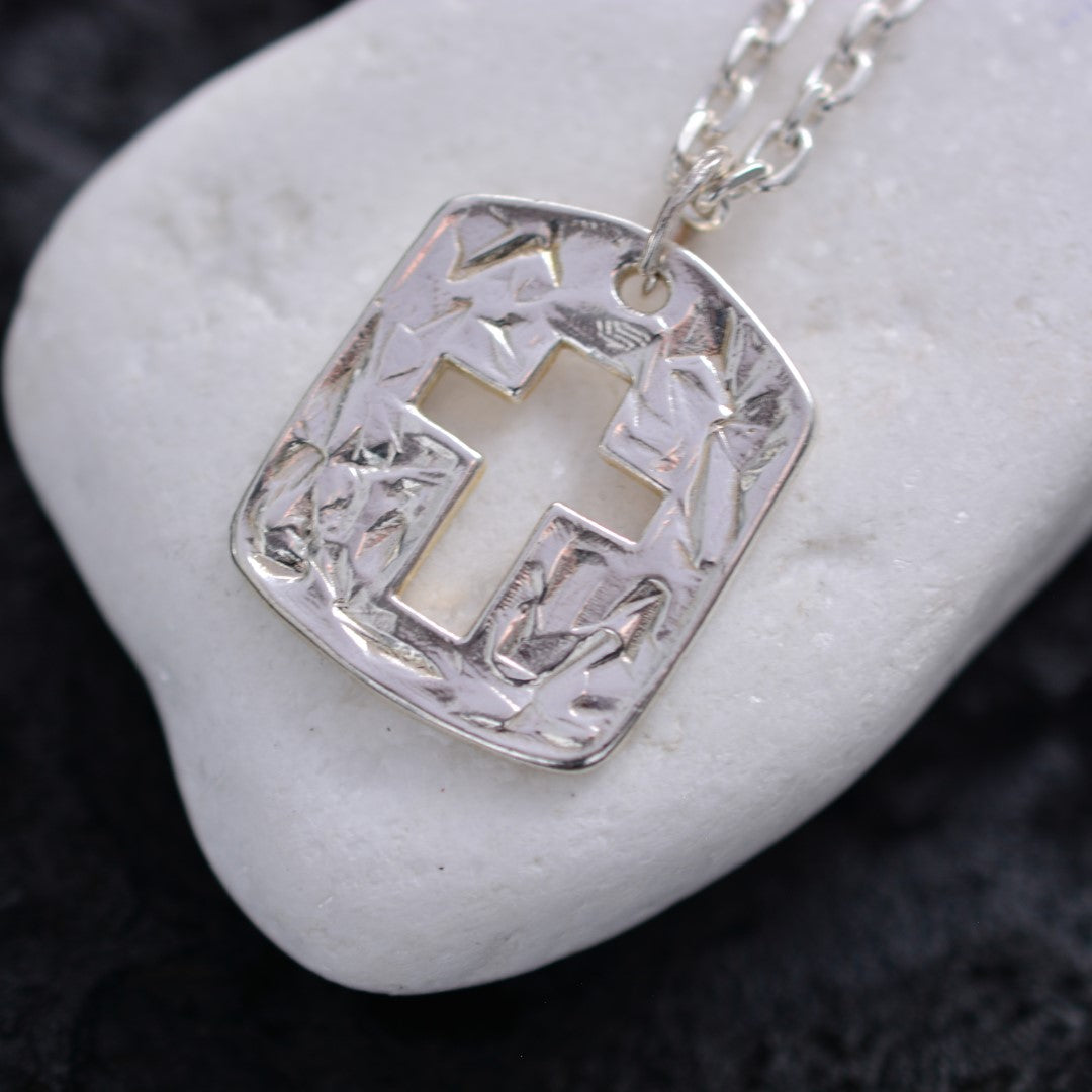 Сребърен мъжки кръст 925 – масивен ръчно полиран медальон с изрязан кръст | Бохо рустик бижу | ArtDiva