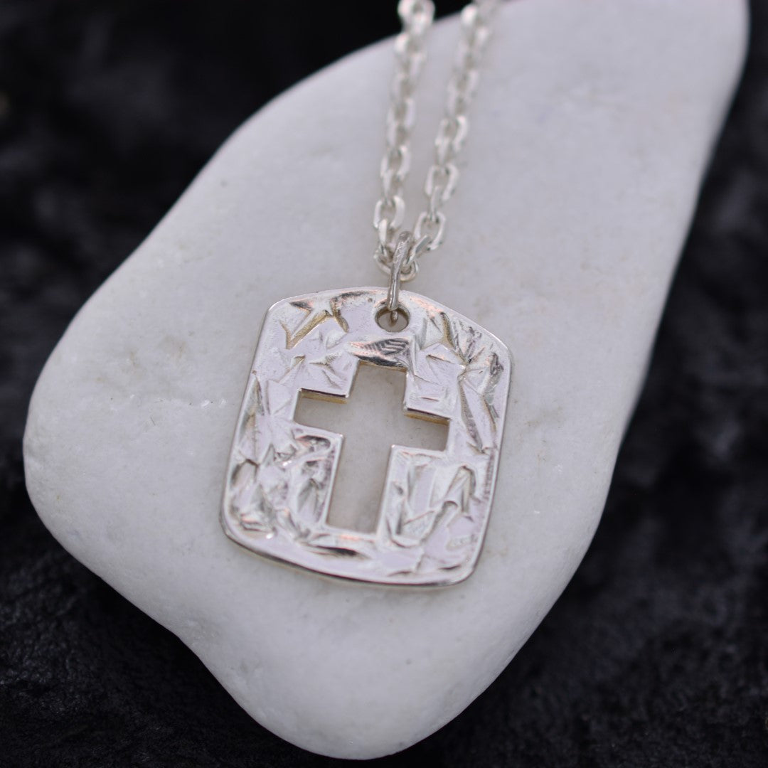 Сребърен мъжки кръст 925 – масивен ръчно полиран медальон с изрязан кръст | Бохо рустик бижу | ArtDiva