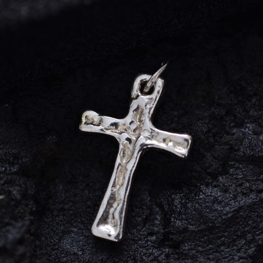 Мъжки масивен сребърен кръст 925 „Сила и вяра“ – ръчно полиран символ на устойчивост и защита
