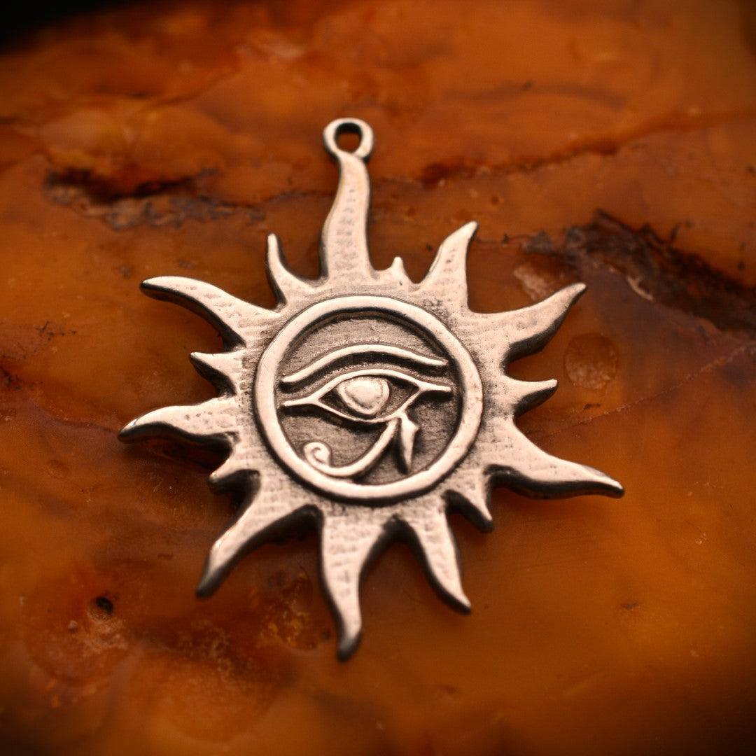 Сребърен медальон 925 „Окото на Ра – Слънчев талисман“ | Оксидирано бохо–рустик скулптурно бижу | Арт Дива