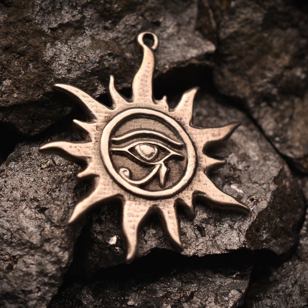 Сребърен медальон 925 „Окото на Ра – Слънчев талисман“ | Оксидирано бохо–рустик скулптурно бижу | Арт Дива