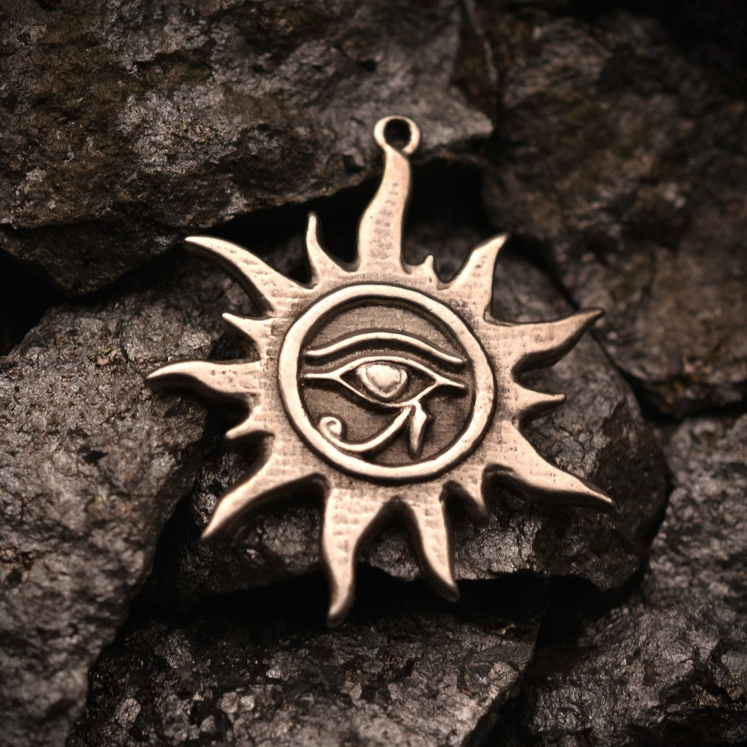 Сребърен медальон 925 „Окото на Ра – Слънчев талисман“ | Оксидирано бохо–рустик скулптурно бижу | Арт Дива