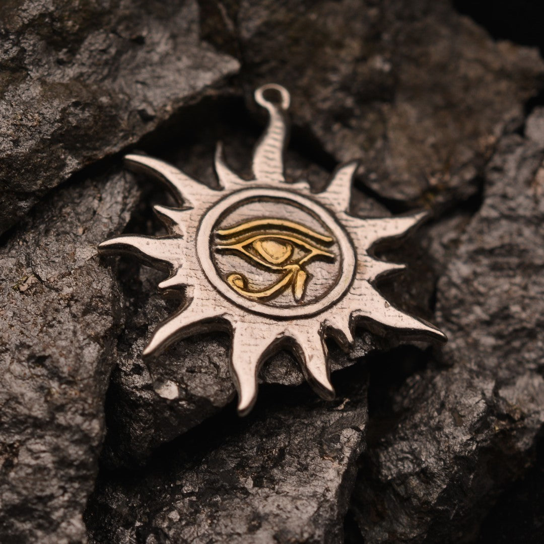 Сребърен медальон 925 „Окото на Ра – Слънчев талисман“ | Ръчно полирано със златни акценти | Арт Дива