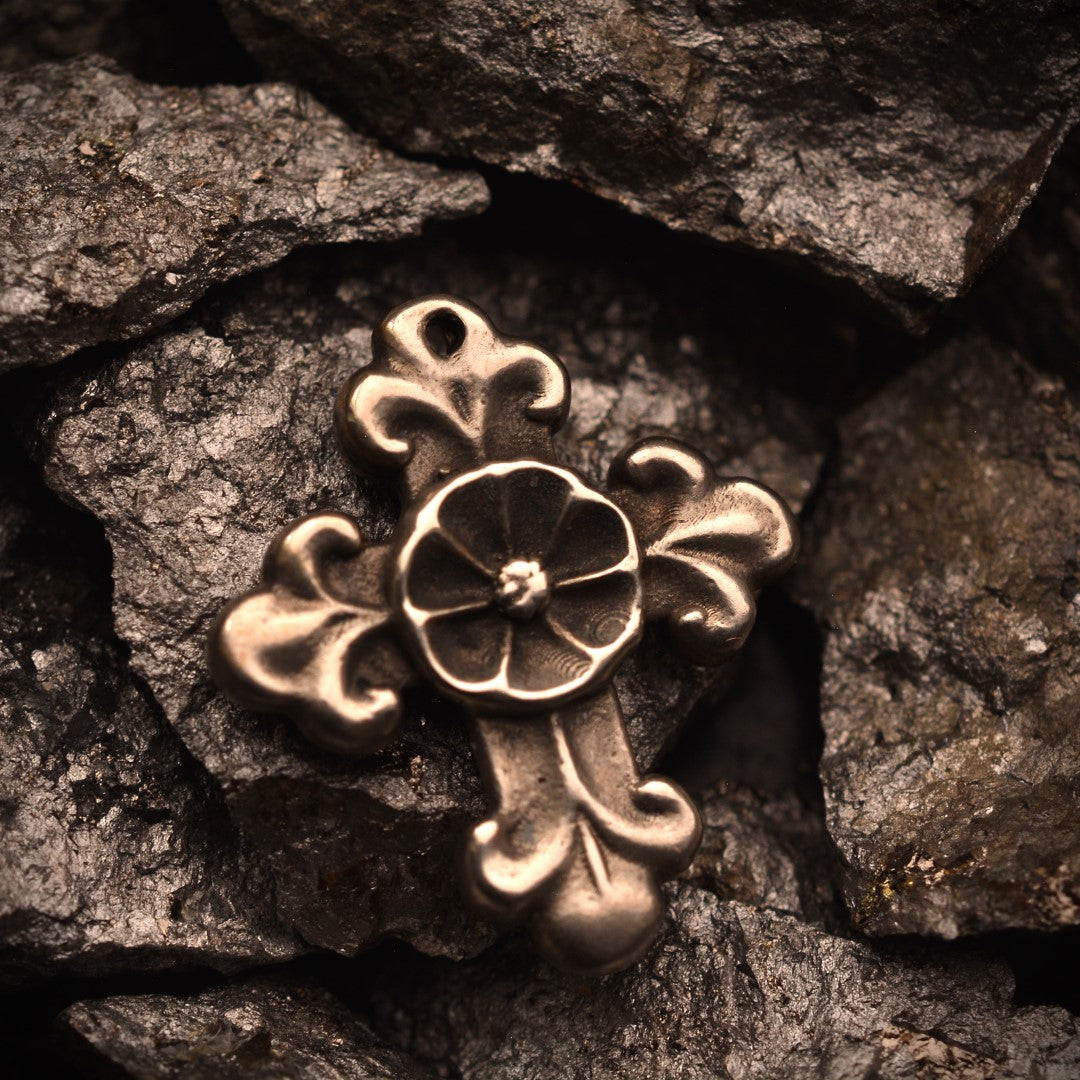 Сребърен медальон 925 „Орнаментиран кръст с цвете“ – талисман за закрила, хармония и вътрешен мир | Оксидирано бохо – рустик – скулптурно бижу | Арт Дива