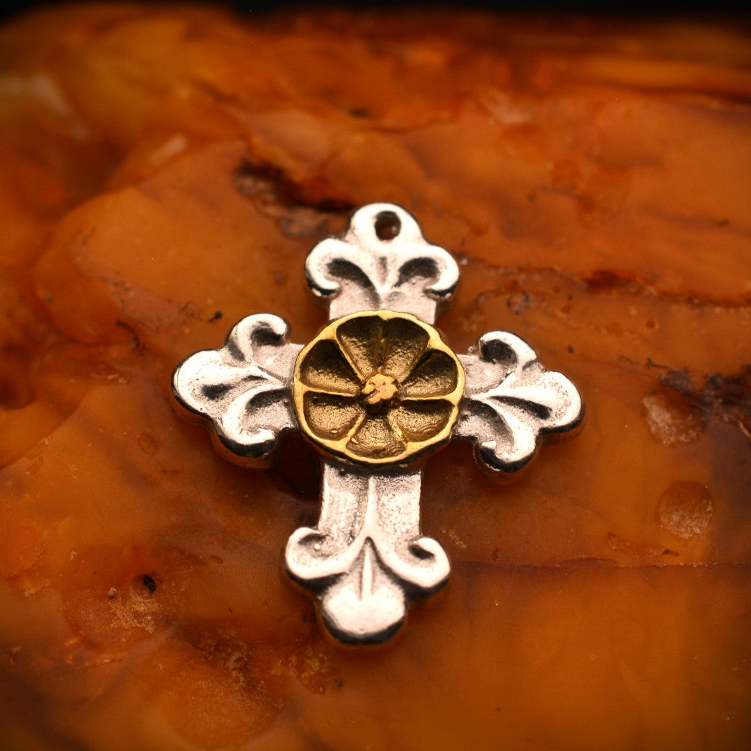 Сребърен медальон 925 „Орнаментиран кръст с цвете“ – талисман за закрила, хармония и вътрешен мир | Ръчно полирано бижу със златни акценти | Арт Дива