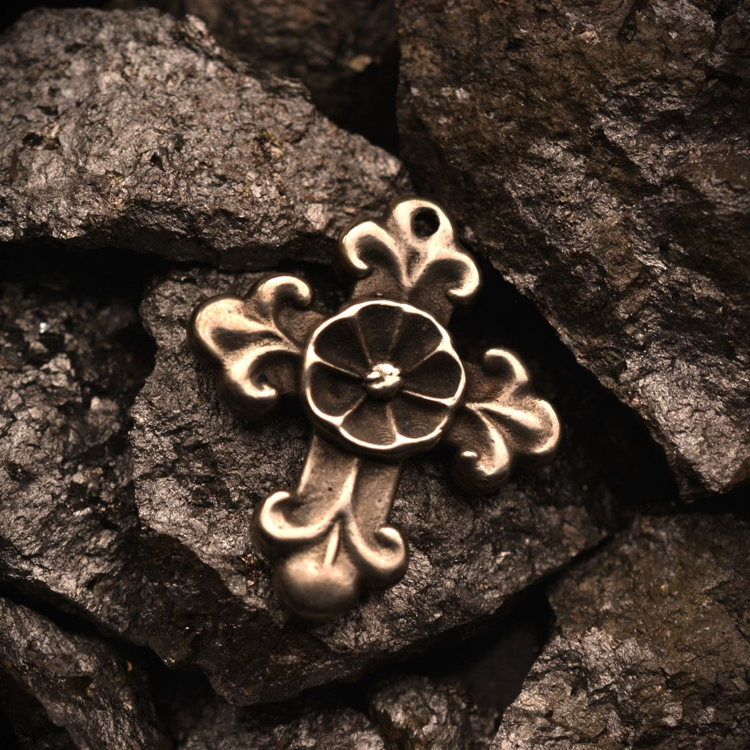 Сребърен медальон 925 „Орнаментиран кръст с цвете“ – талисман за закрила, хармония и вътрешен мир | Оксидирано бохо – рустик – скулптурно бижу | Арт Дива
