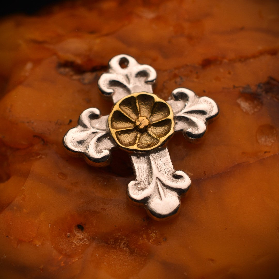 Сребърен медальон 925 „Орнаментиран кръст с цвете“ – талисман за закрила, хармония и вътрешен мир | Ръчно полирано бижу със златни акценти | Арт Дива