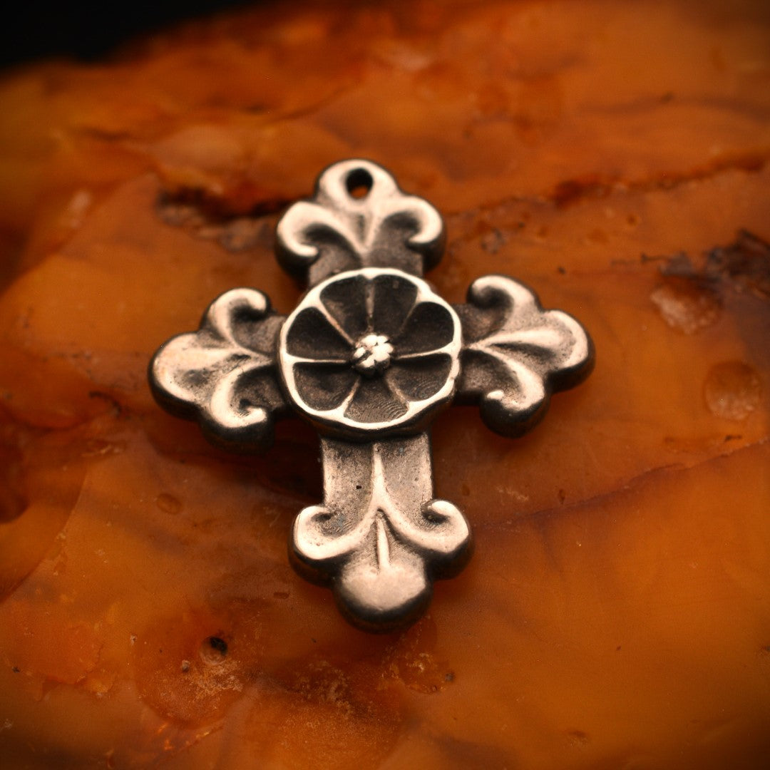 Сребърен медальон 925 „Орнаментиран кръст с цвете“ – талисман за закрила, хармония и вътрешен мир | Оксидирано бохо – рустик – скулптурно бижу | Арт Дива