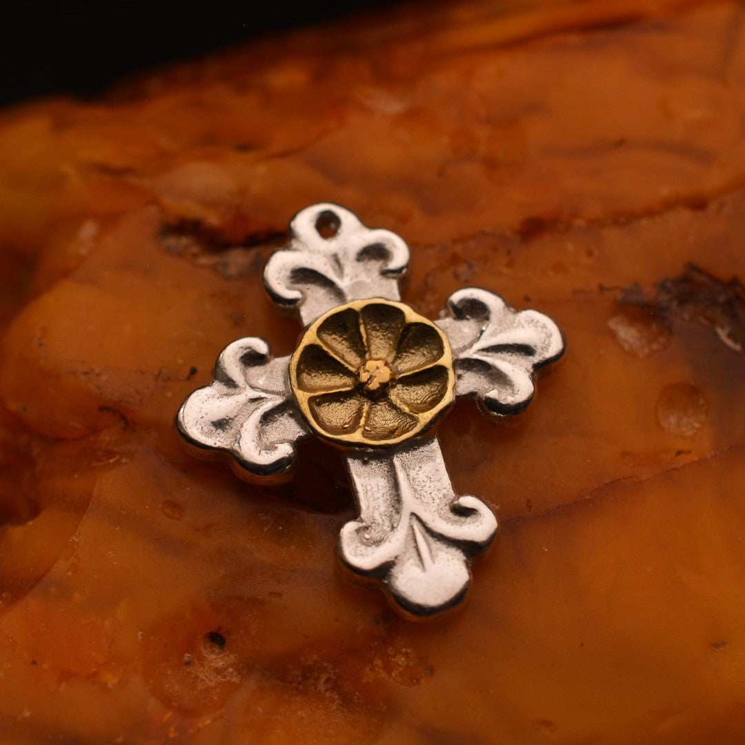 Сребърен медальон 925 „Орнаментиран кръст с цвете“ – талисман за закрила, хармония и вътрешен мир | Ръчно полирано бижу със златни акценти | Арт Дива