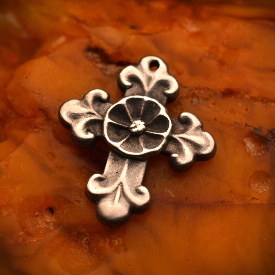 Сребърен медальон 925 „Орнаментиран кръст с цвете“ – талисман за закрила, хармония и вътрешен мир | Оксидирано бохо – рустик – скулптурно бижу | Арт Дива
