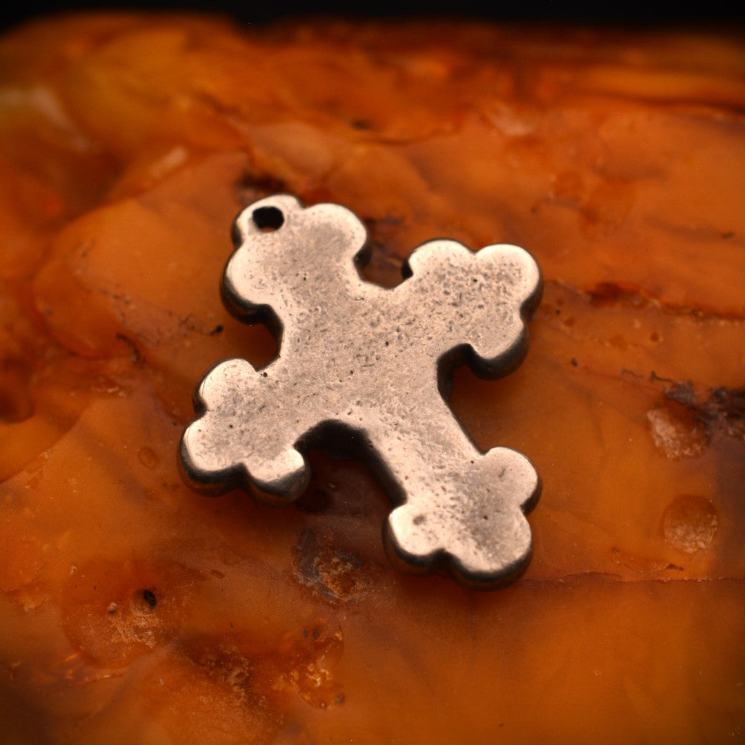 Сребърен медальон 925 „Орнаментиран кръст с цвете“ – талисман за закрила, хармония и вътрешен мир | Оксидирано бохо – рустик – скулптурно бижу | Арт Дива