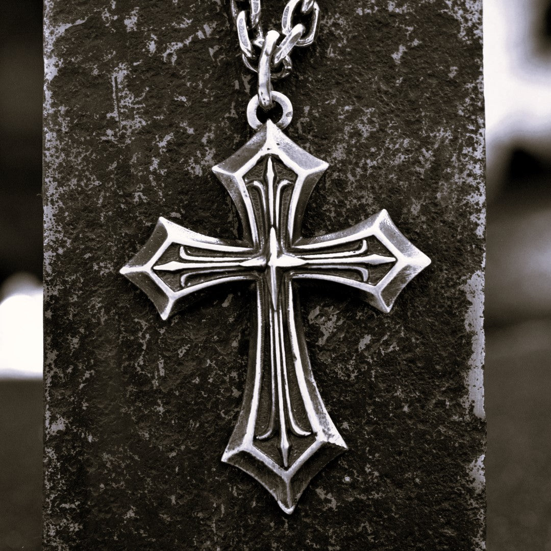 Сребърен медальон 925 „Кръст на вярата“ – символ на духовна сила и закрила.