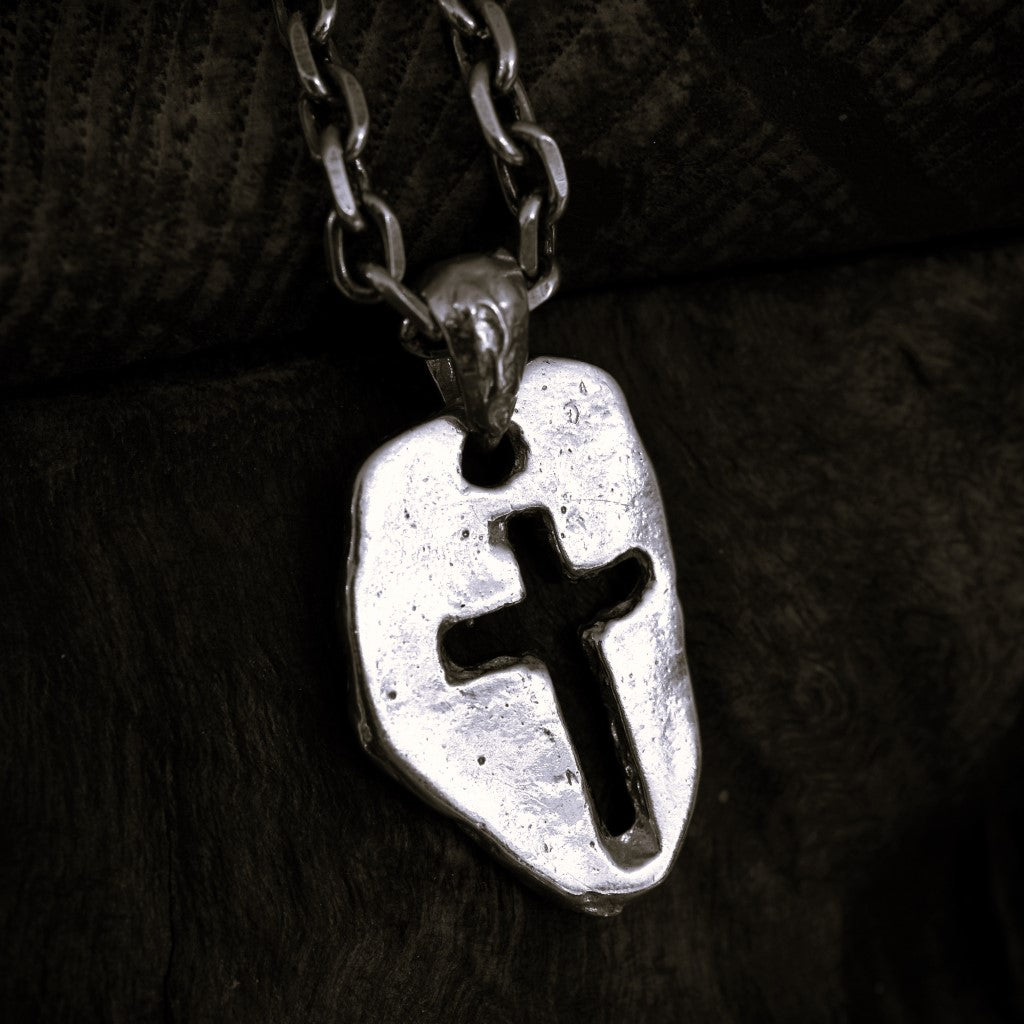 Сребърен медальон 925 „Масивен кръст“ – мъжки талисман за сила, устойчивост и закрила | Ръчно полирано бохо – рустик – скулптурно бижу | Арт Дива