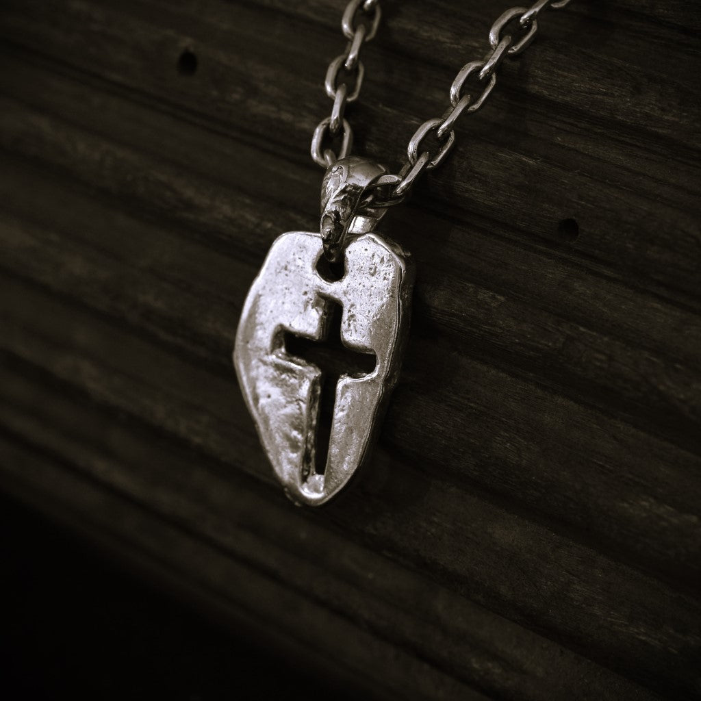 Сребърен медальон 925 „Масивен кръст“ – мъжки талисман за сила, устойчивост и закрила | Ръчно полирано бохо – рустик – скулптурно бижу | Арт Дива