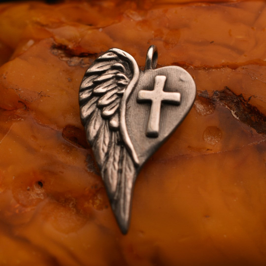 Сребърен медальон 925 „Сърце с кръст и ангелско крило“ – талисман за закрила, любов и вътрешна сила | Оксидирано бохо–рустик бижу | Арт Дива