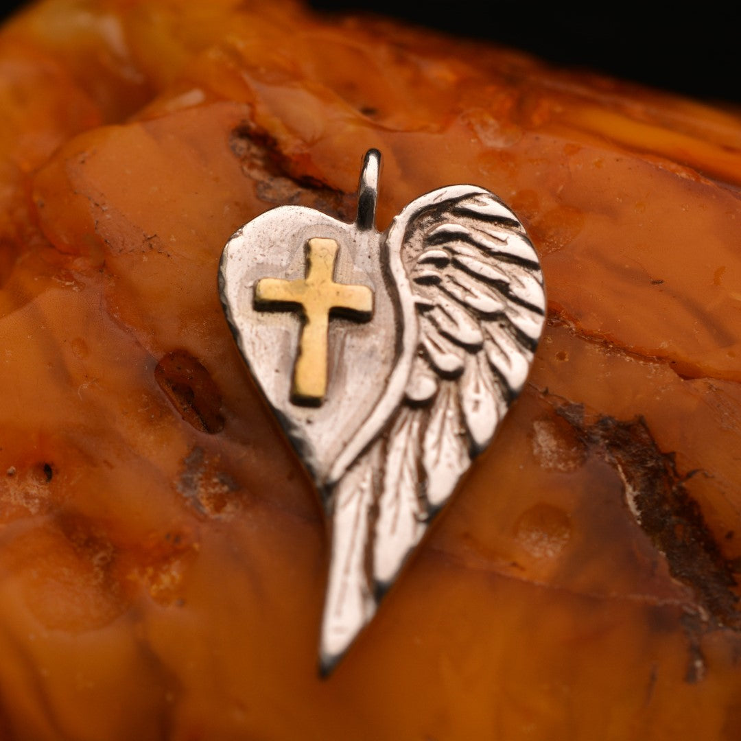 Сребърен медальон 925 „Сърце с кръст и ангелско крило“ – талисман за закрила, любов и вътрешна сила | Ръчно полирано със златни акценти | Арт Дива