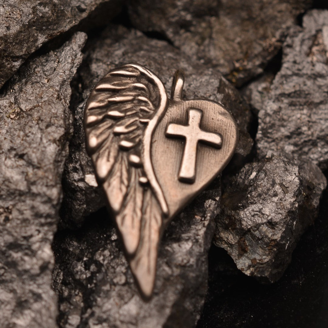 Сребърен медальон 925 „Сърце с кръст и ангелско крило“ – талисман за закрила, любов и вътрешна сила | Оксидирано бохо–рустик бижу | Арт Дива