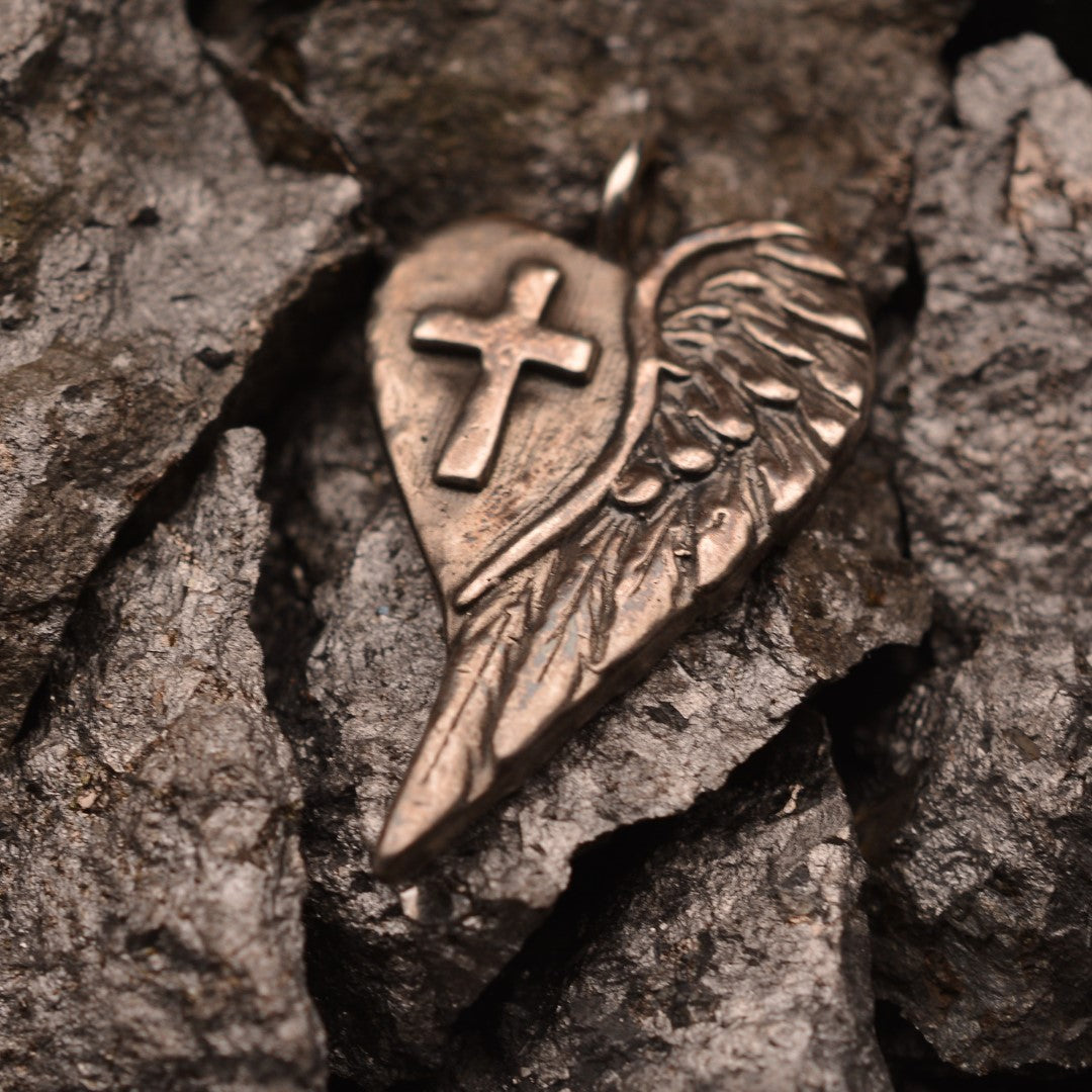Сребърен медальон 925 „Сърце с кръст и ангелско крило“ – талисман за закрила, любов и вътрешна сила | Оксидирано бохо–рустик бижу | Арт Дива