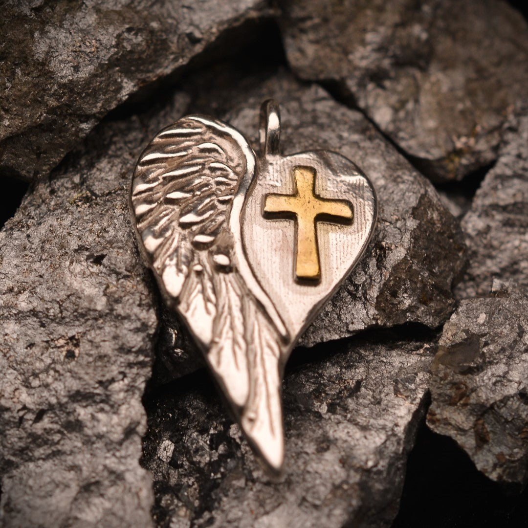 Сребърен медальон 925 „Сърце с кръст и ангелско крило“ – талисман за закрила, любов и вътрешна сила | Ръчно полирано със златни акценти | Арт Дива