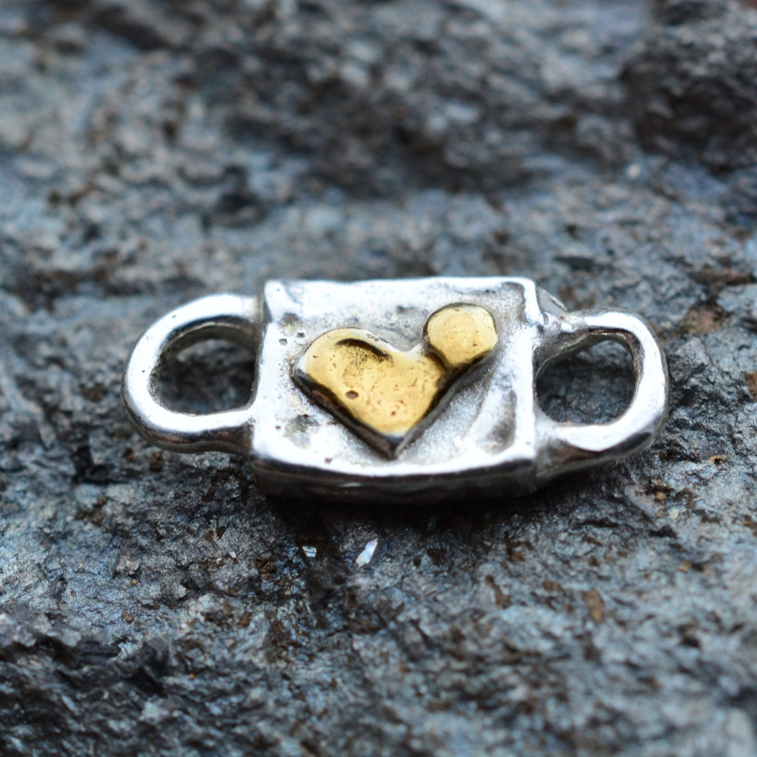 Сребърен Свързващ Елемент 925 – Сърце в Рустик Стил, Талисман за Любов, Бохо Скулптурни Бижута, Ръчна Изработка | ArtDiva | Колекция „Блясък“ със Златни Акценти