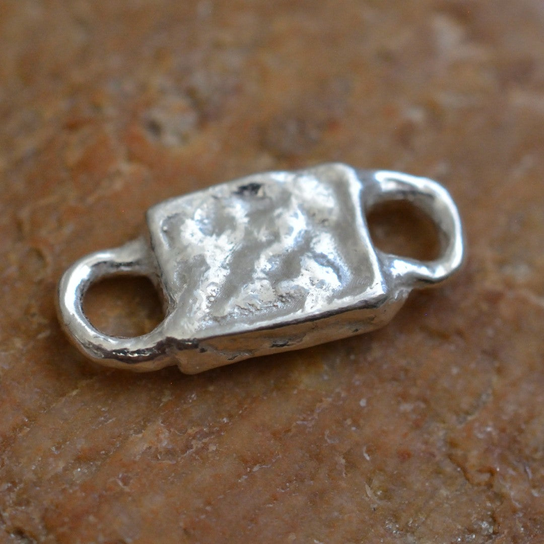 Сребърен Свързващ Елемент 925 – Сърце в Рустик Стил, Талисман за Любов, Бохо Скулптурни Бижута, Ръчна Изработка | ArtDiva | Колекция „Блясък“ със Златни Акценти