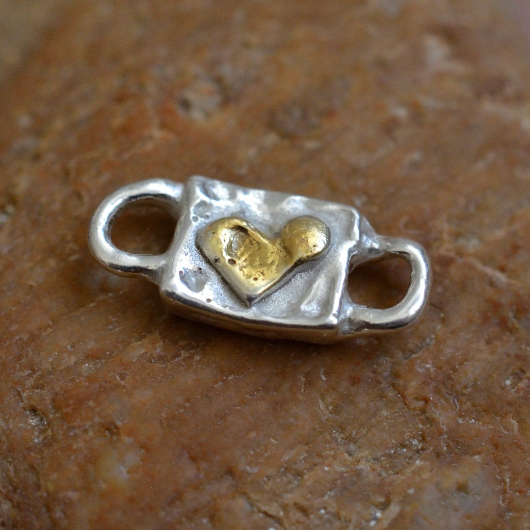 Сребърен Свързващ Елемент 925 – Сърце в Рустик Стил, Талисман за Любов, Бохо Скулптурни Бижута, Ръчна Изработка | ArtDiva | Колекция „Блясък“ със Златни Акценти