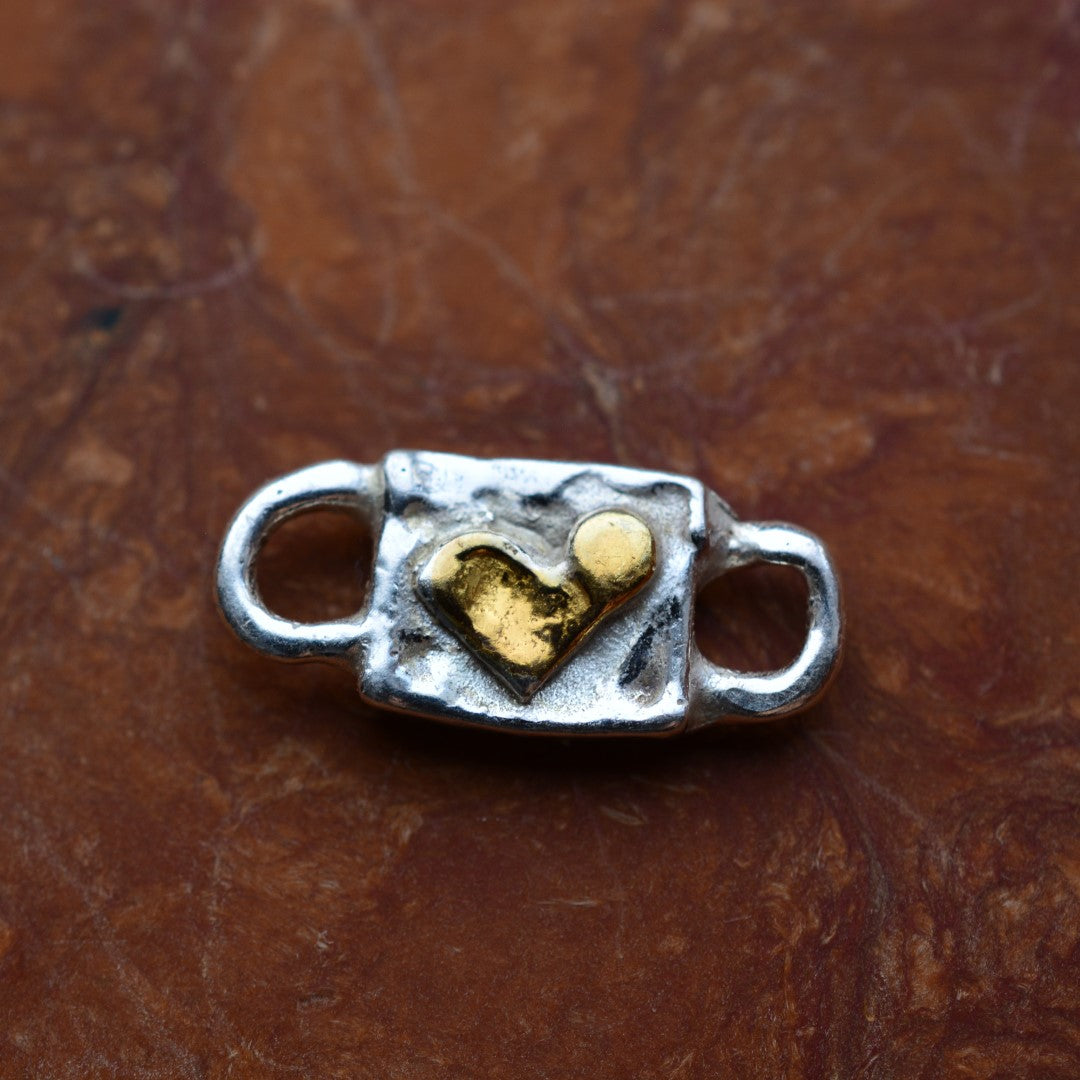 Сребърен Свързващ Елемент 925 – Сърце в Рустик Стил, Талисман за Любов, Бохо Скулптурни Бижута, Ръчна Изработка | ArtDiva | Колекция „Блясък“ със Златни Акценти