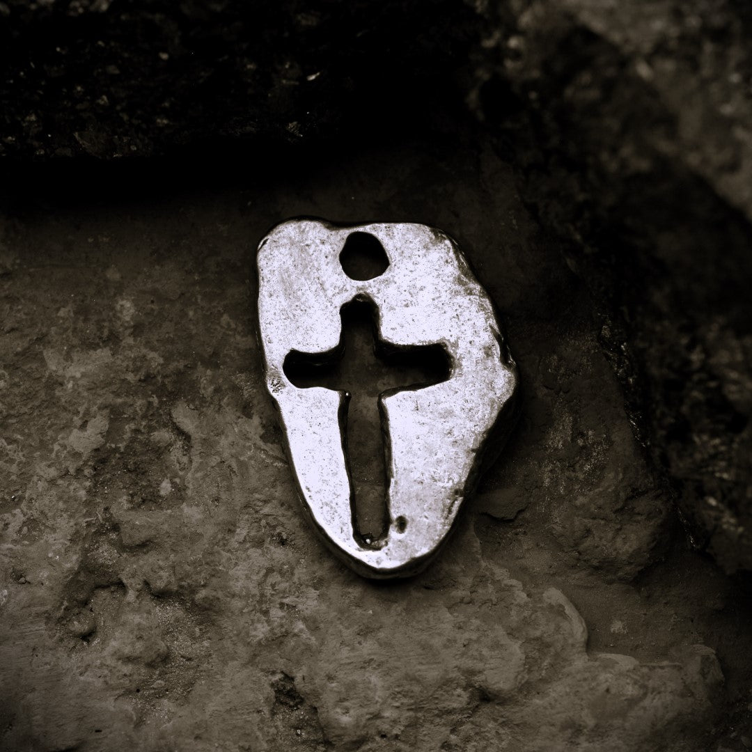 Сребърен медальон 925 „Масивен кръст“ – мъжки талисман за сила и духовна защита | Оксидирано бохо–рустик бижу | Арт Дива