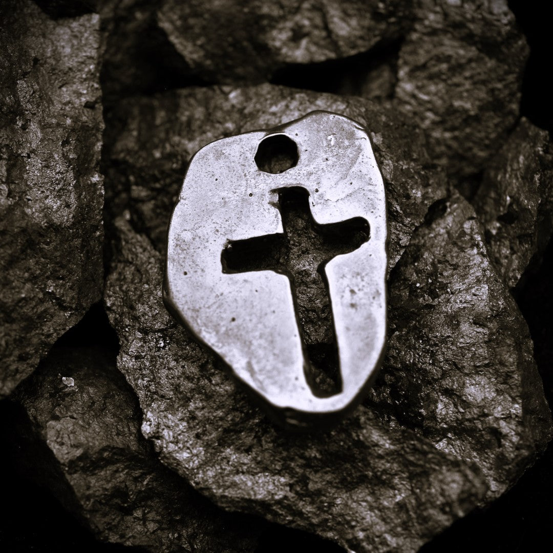 Сребърен медальон 925 „Масивен кръст“ – мъжки талисман за сила и духовна защита | Оксидирано бохо–рустик бижу | Арт Дива