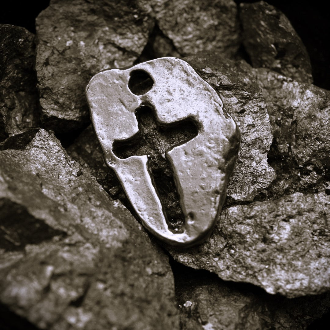 Сребърен медальон 925 „Масивен кръст“ – мъжки талисман за сила и духовна защита | Оксидирано бохо–рустик бижу | Арт Дива