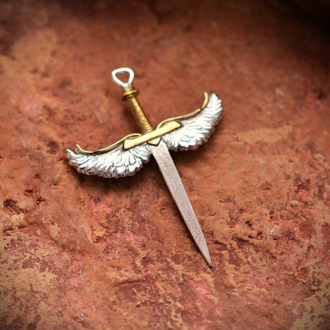 Сребърен медальон 925 „Меч с ангелски крила“ със златни акценти | Талисман за сила и закрила | Бохо скулптурно бижу, ръчна изработка | Арт Дива