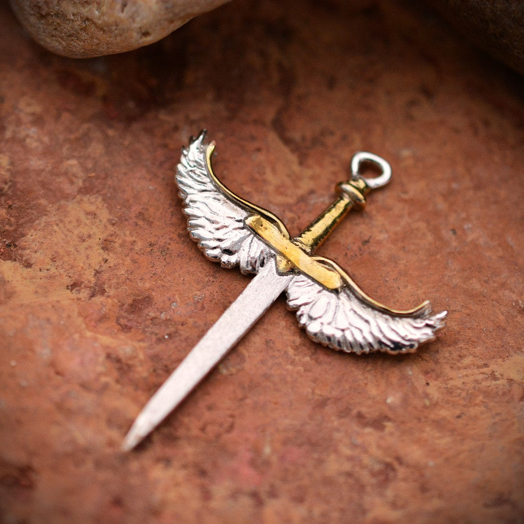 Сребърен медальон 925 „Меч с ангелски крила“ със златни акценти | Талисман за сила и закрила | Бохо скулптурно бижу, ръчна изработка | Арт Дива