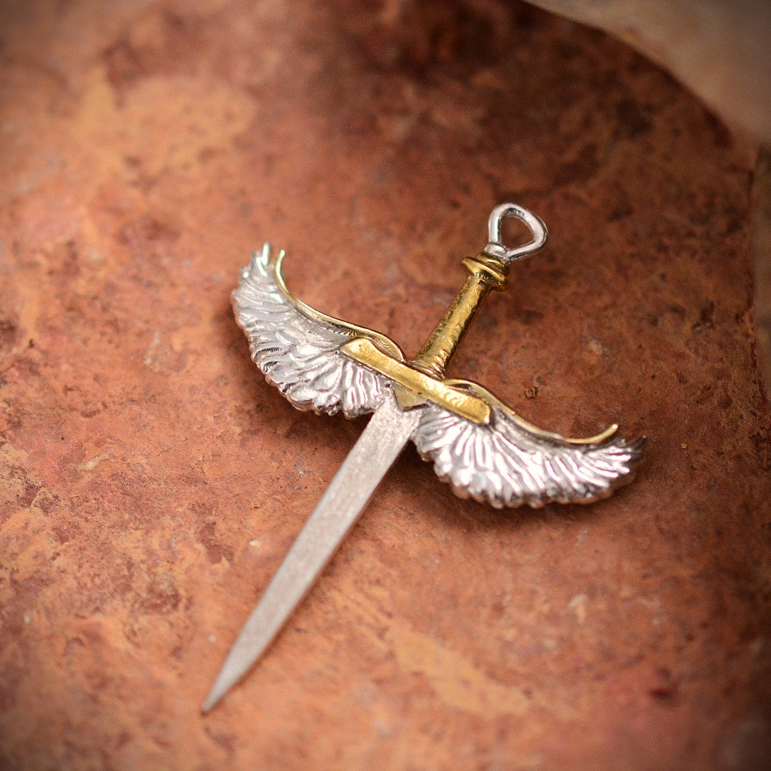 Сребърен медальон 925 „Меч с ангелски крила“ със златни акценти | Талисман за сила и закрила | Бохо скулптурно бижу, ръчна изработка | Арт Дива