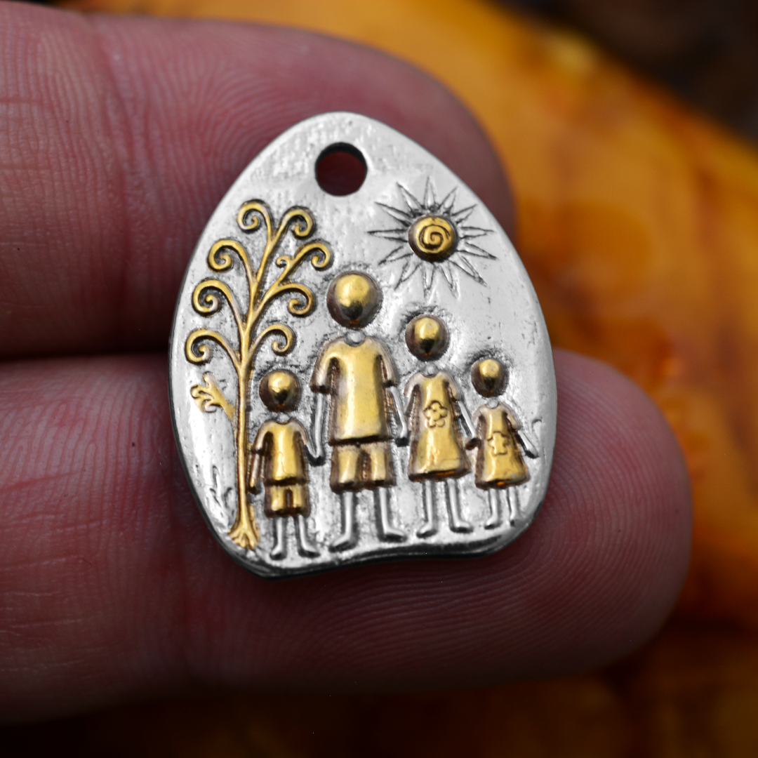 Сребърен медальон 925 „Семейство“ със златни акценти | Талисман за обич и закрила | Бохо рустик скулптурно бижу, ръчна изработка | Арт Дива
