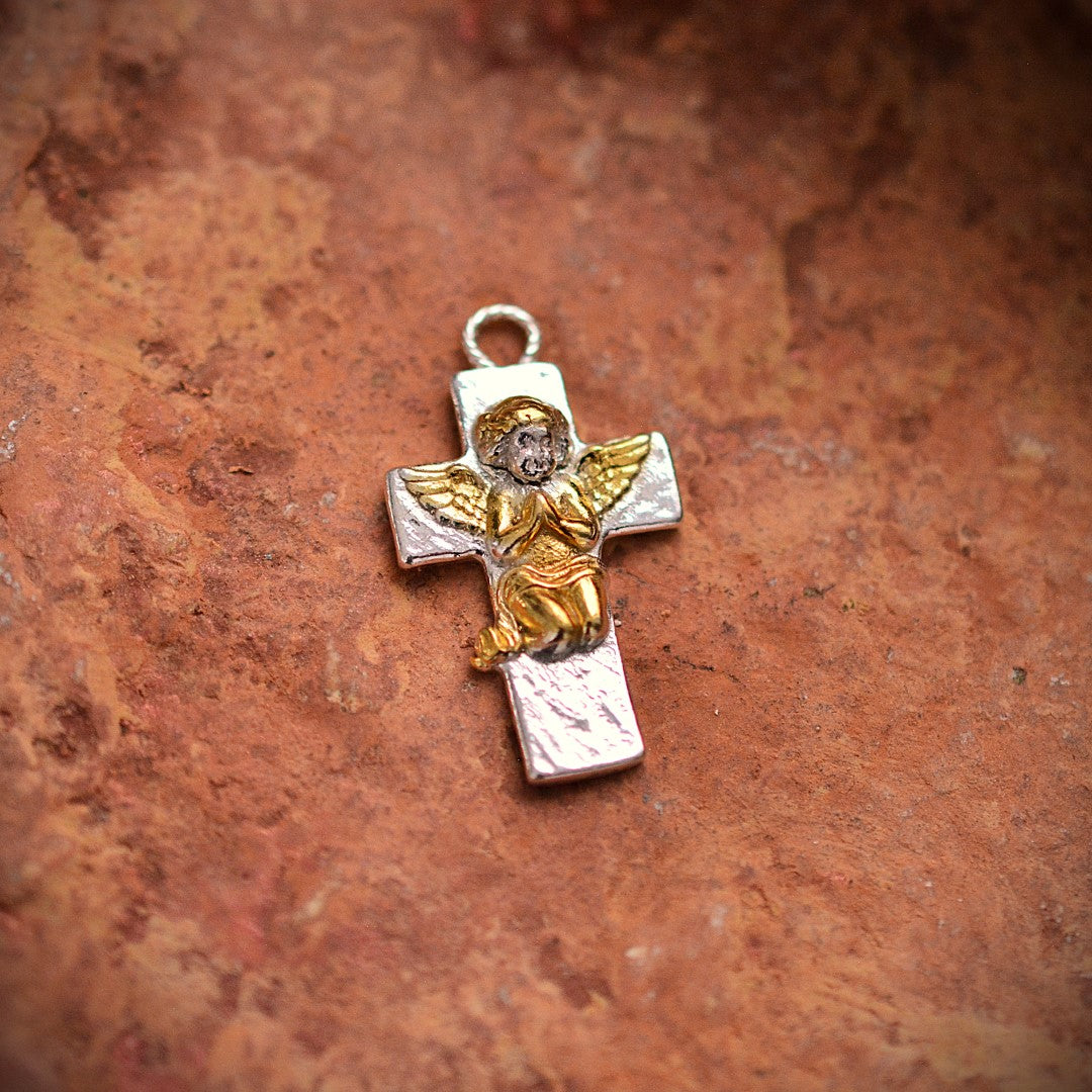 Сребърен медальон 925 „Ангелска молитва“ със златни акценти | Талисман за вяра и духовна закрила | Бохо скулптурно бижу | Арт Дива