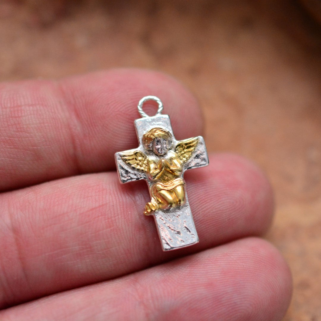 Сребърен медальон 925 „Ангелска молитва“ със златни акценти | Талисман за вяра и духовна закрила | Бохо скулптурно бижу | Арт Дива