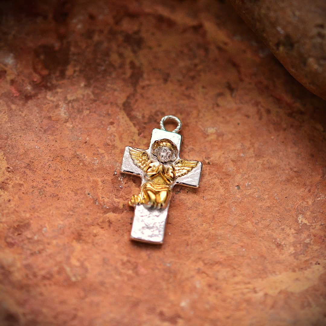 Сребърен медальон 925 „Ангелска молитва“ със златни акценти | Талисман за вяра и духовна закрила | Бохо скулптурно бижу | Арт Дива