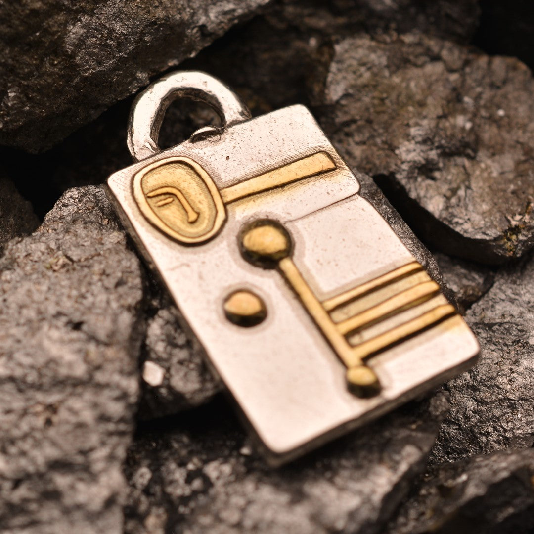 Сребърен медальон 925 „Архитектурна абстракция“ със златни акценти – амулет за креативност, индивидуализъм и модерно излъчване | Скулптурно бохо-рустик бижу | Арт Дива