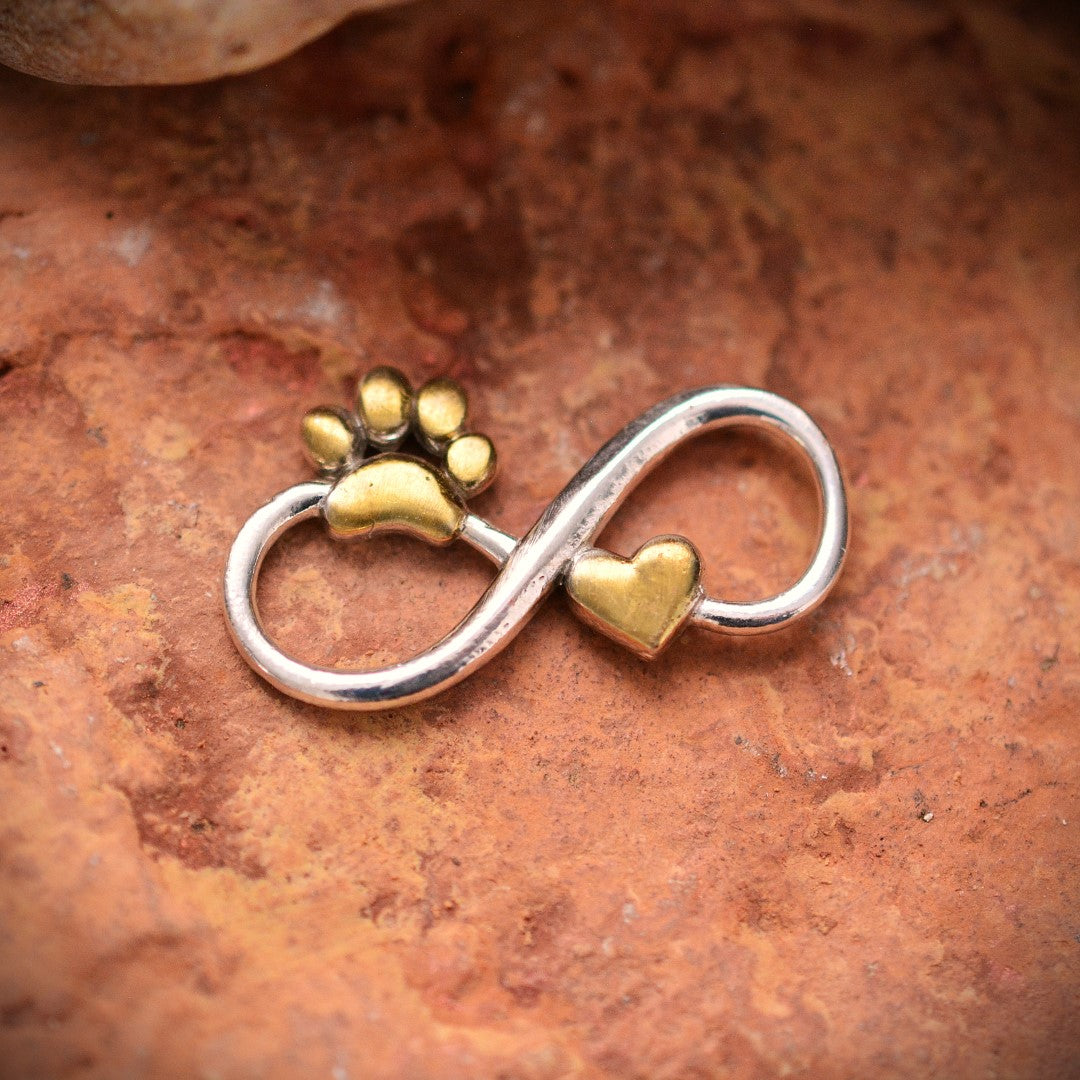 Сребърен медальон 925 „Безкрайност със сърце и лапичка“ – талисман за връзка и вярност | Арт Дива