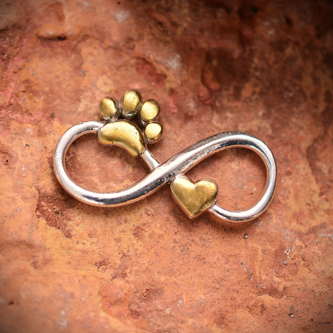 Сребърен медальон 925 „Безкрайност със сърце и лапичка“ – талисман за връзка и вярност | Арт Дива