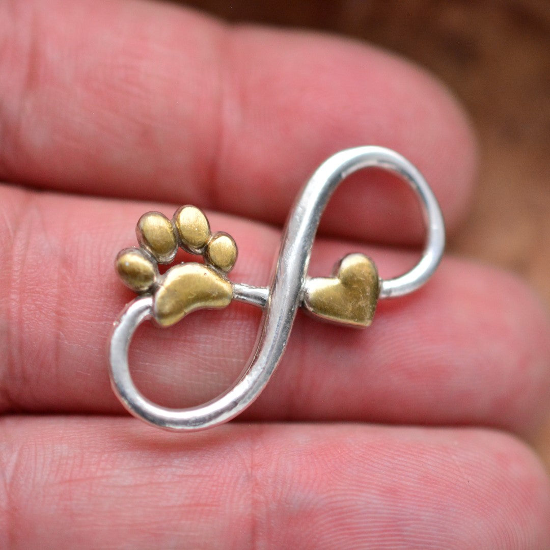 Сребърен медальон 925 „Безкрайност със сърце и лапичка“ – талисман за връзка и вярност | Арт Дива