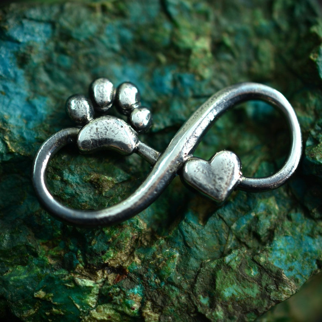 Сребърен медальон 925 „Безкрайност със сърце и лапичка“ – талисман за връзка и вярност  Арт Дива